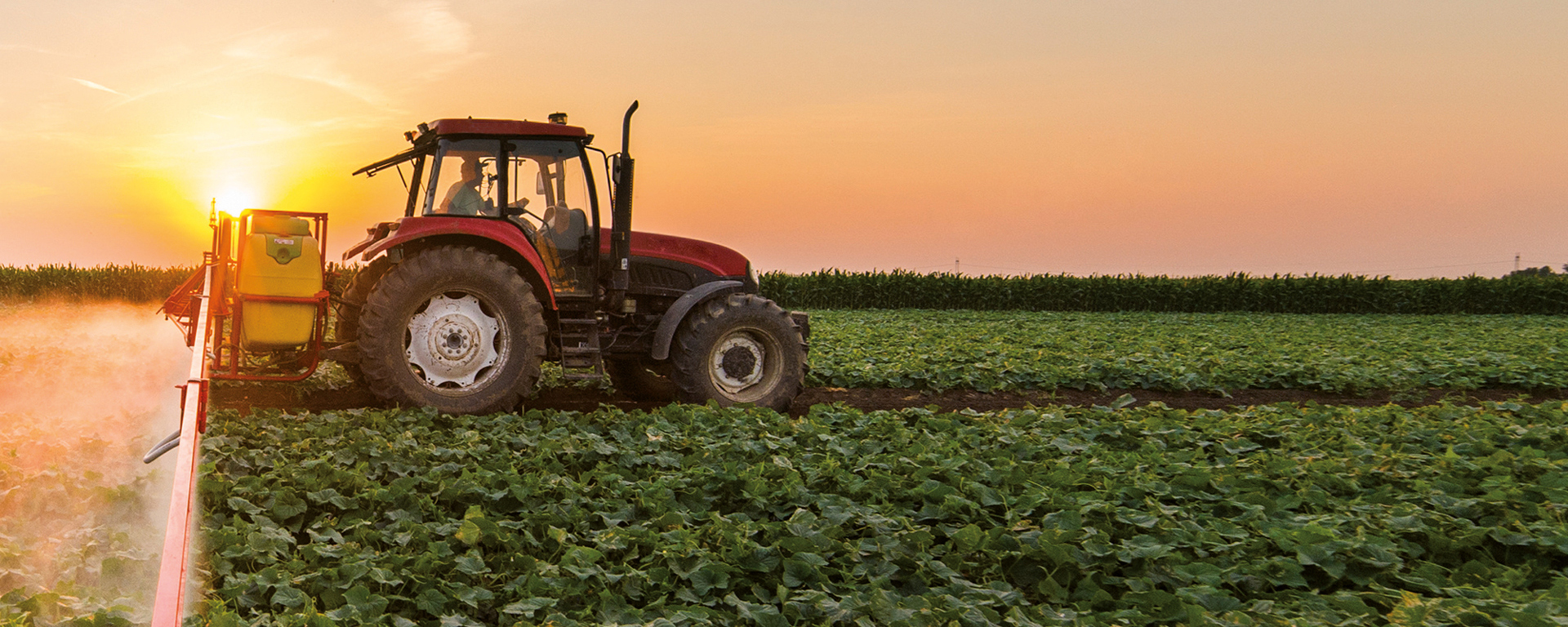 Τρακτέρ με λιπασματοδιανομέα  που εφαρμόζει κοκκώδη λίπασματα στο έδαφος